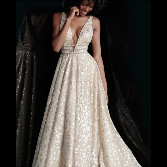 NEW JOVANI JVN SZ 2 SILVER JEWELED DEEP V FORMAL EVENING GOWN - Picture 15 of 16